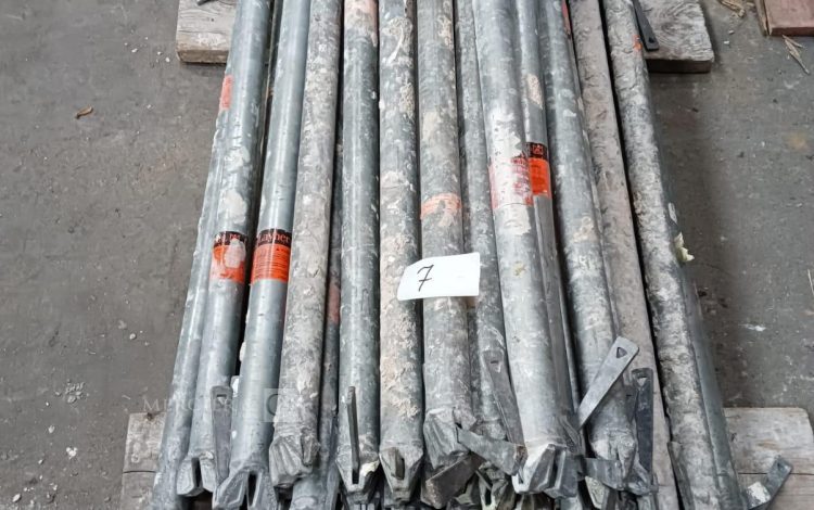 Autre Lot composé de 50 éléments métalliques de 1 m de la marque Layer, utilisés pour  7