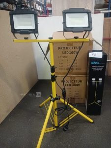 Autre Lot de 10 projecteurs LED de chantier 100 W sur trépied, offrant un éclairage pu  78