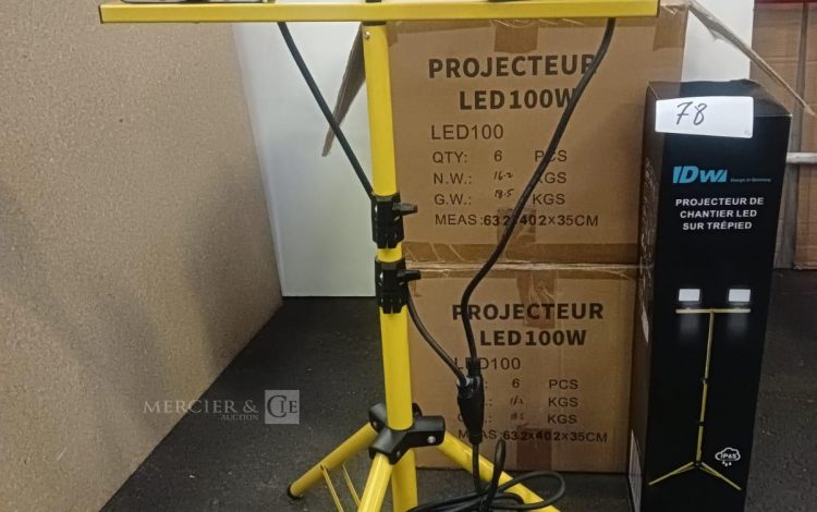 Autre Lot de 10 projecteurs LED de chantier 100 W sur trépied, offrant un éclairage pu  78