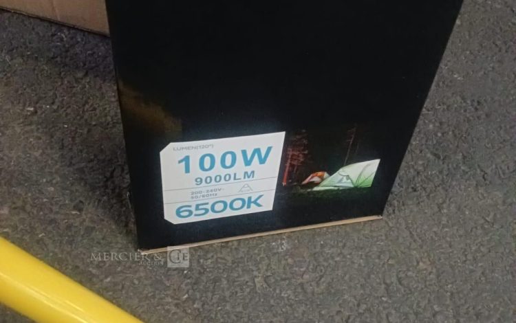 Autre Lot de 10 projecteurs LED de chantier 100 W sur trépied, offrant un éclairage pu  78