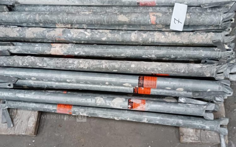Autre Lot composé de 50 éléments métalliques de 1 m de la marque Layer, utilisés pour  7