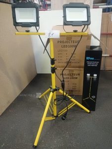Autre Lot de 12 projecteurs LED de chantier 100 W sur trépied, offrant un éclairage pu  82