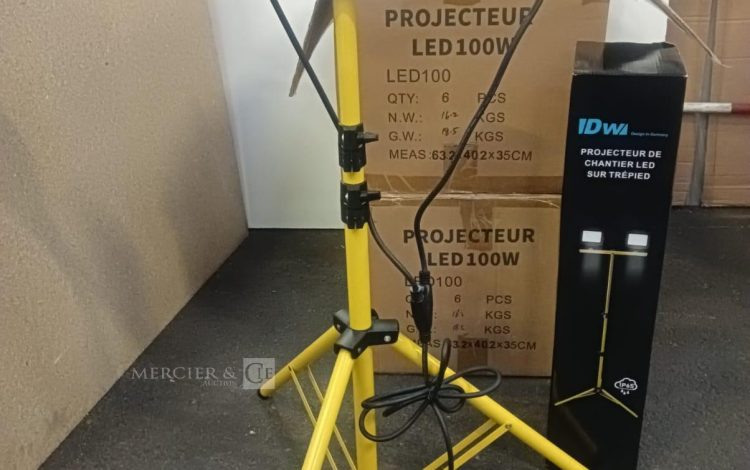 Autre Lot de 12 projecteurs LED de chantier 100 W sur trépied, offrant un éclairage pu  82