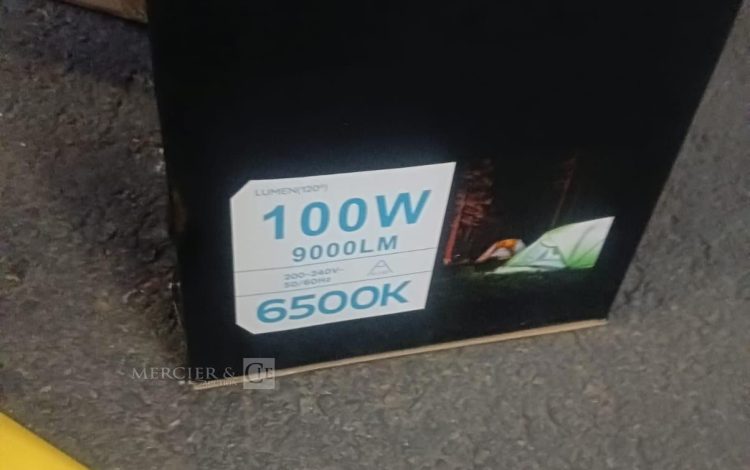 Autre Lot de 12 projecteurs LED de chantier 100 W sur trépied, offrant un éclairage pu  82