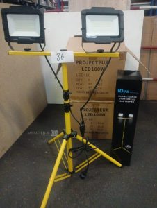 Autre Lot de 12 projecteurs LED de chantier 100 W sur trépied, offrant un éclairage pu  88