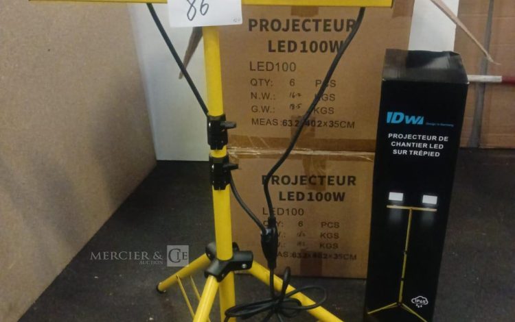 Autre Lot de 12 projecteurs LED de chantier 100 W sur trépied, offrant un éclairage pu  88