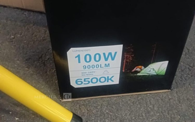 Autre Lot de 12 projecteurs LED de chantier 100 W sur trépied, offrant un éclairage pu  88