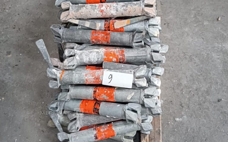 Autre Lot composé de 50 éléments métalliques de 30 cm de la marque Layer, utilisés pou  9