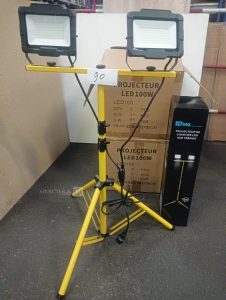 Autre Lot de 12 projecteurs LED de chantier 100 W sur trépied, offrant un éclairage pu  92
