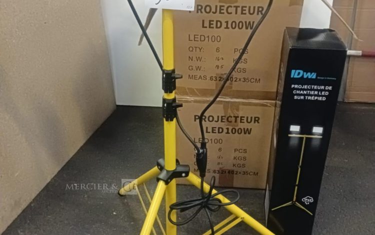 Autre Lot de 12 projecteurs LED de chantier 100 W sur trépied, offrant un éclairage pu  92