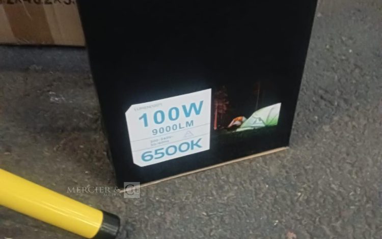 Autre Lot de 12 projecteurs LED de chantier 100 W sur trépied, offrant un éclairage pu  92