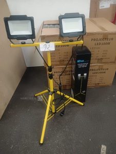 Autre Lot de 48 projecteurs LED de chantier 100 W sur trépied, offrant un éclairage pu  95