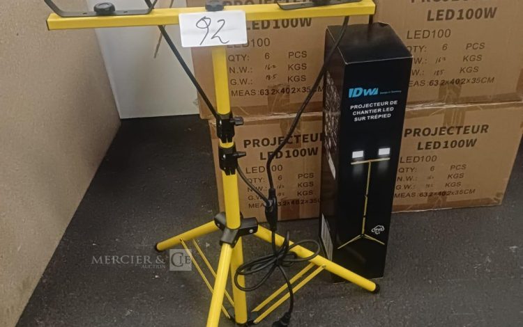 Autre Lot de 48 projecteurs LED de chantier 100 W sur trépied, offrant un éclairage pu  95