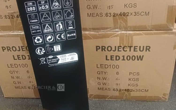 Autre Lot de 48 projecteurs LED de chantier 100 W sur trépied, offrant un éclairage pu  95