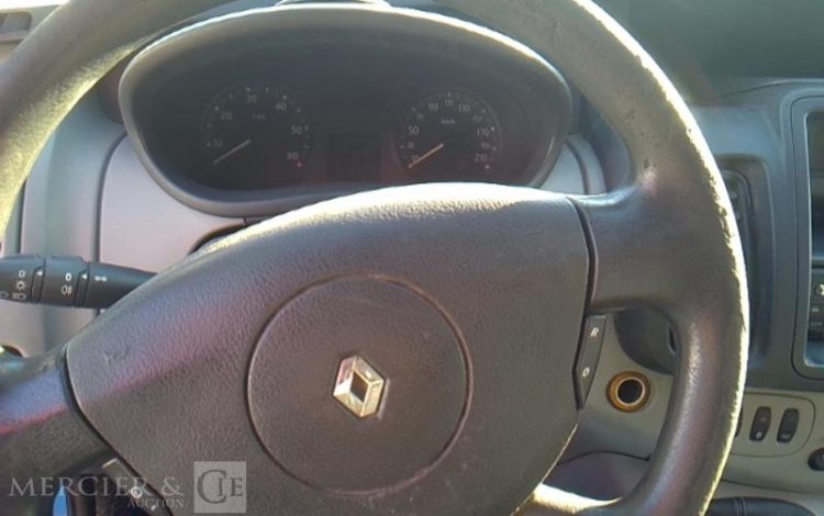 RENAULT TRAFIC II DCI BLEU BR-533-QS