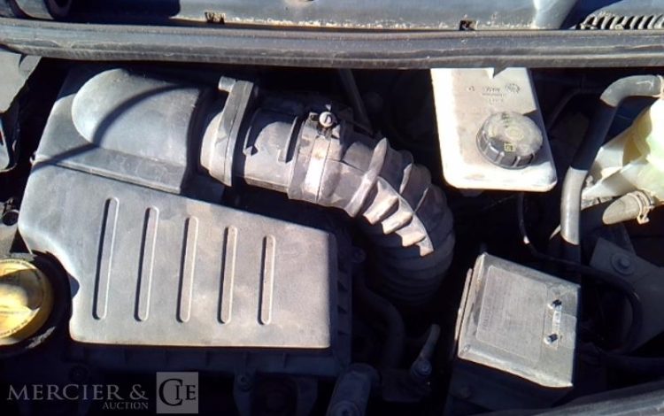 RENAULT TRAFIC II DCI BLEU BR-533-QS