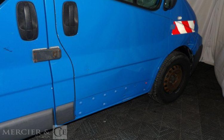 RENAULT TRAFIC II DCI BLEU DA-811-GM