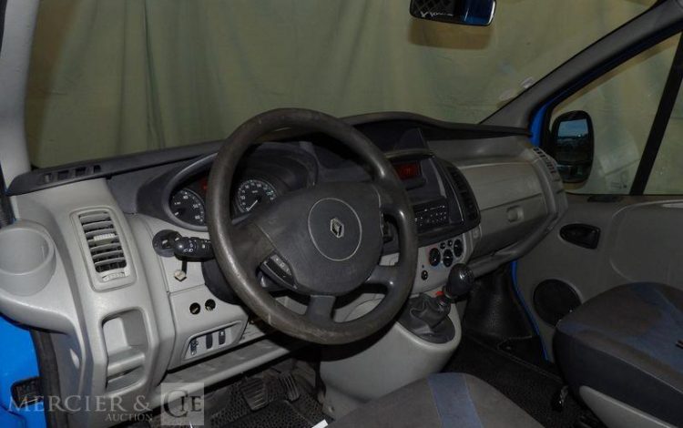RENAULT TRAFIC II DCI BLEU DA-811-GM