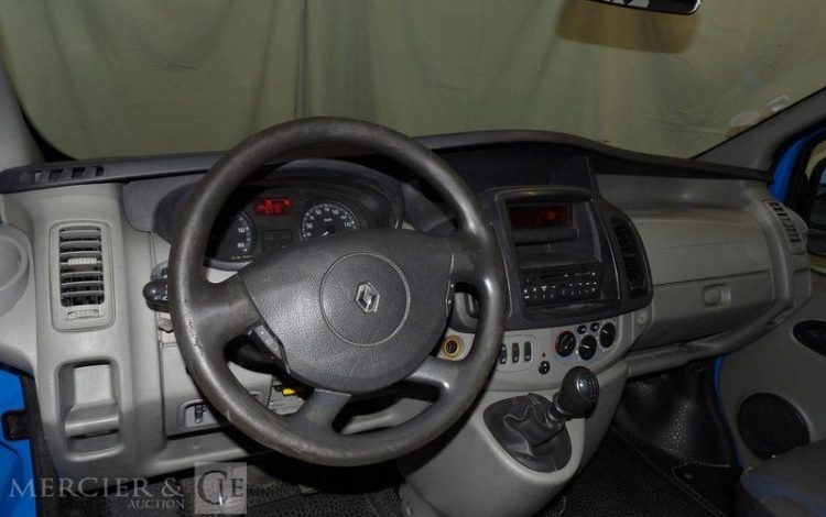 RENAULT TRAFIC II DCI BLEU DA-811-GM