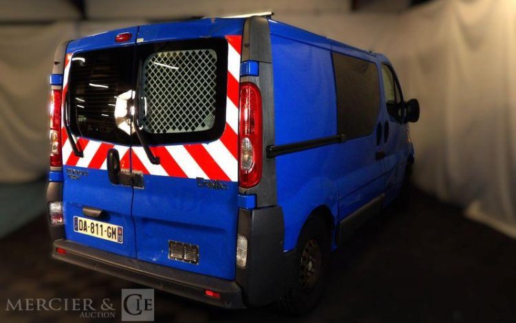 RENAULT TRAFIC II DCI BLEU DA-811-GM