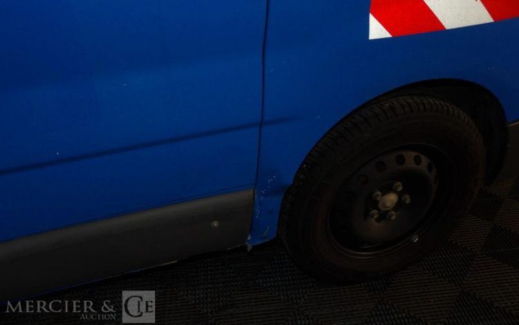 RENAULT TRAFIC II DCI BLEU DA-811-GM