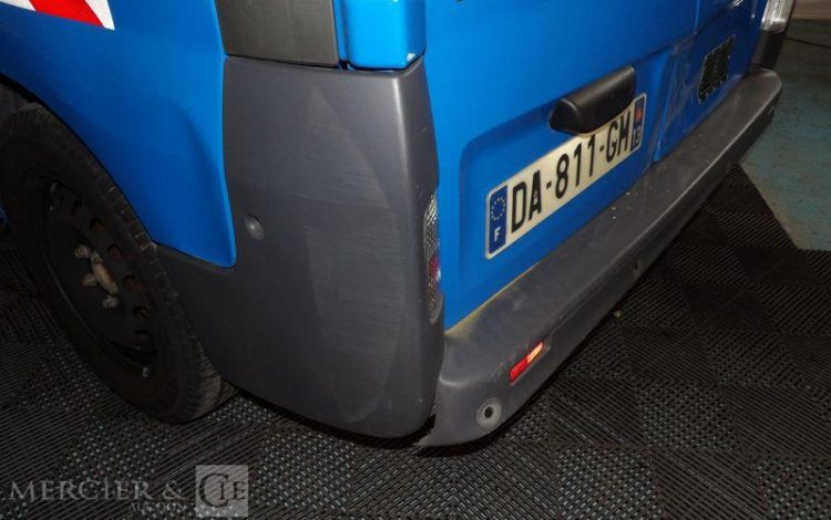 RENAULT TRAFIC II DCI BLEU DA-811-GM