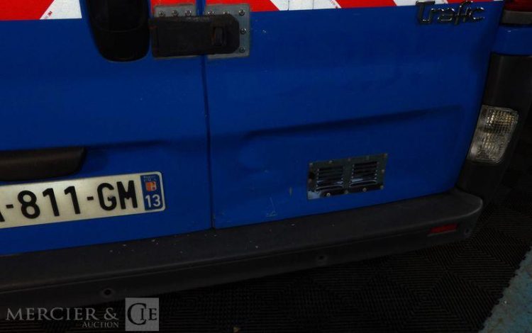 RENAULT TRAFIC II DCI BLEU DA-811-GM