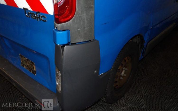 RENAULT TRAFIC II DCI BLEU DA-811-GM