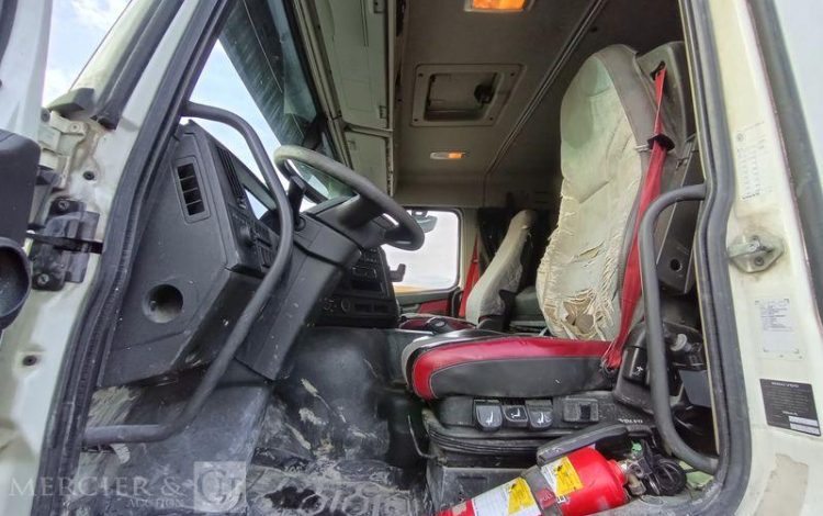 VOLVO FM BLANC DY-852-KT