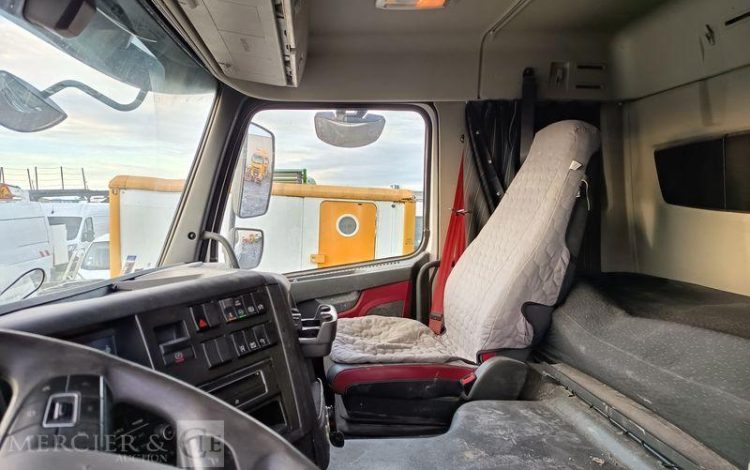 VOLVO FM BLANC DY-852-KT