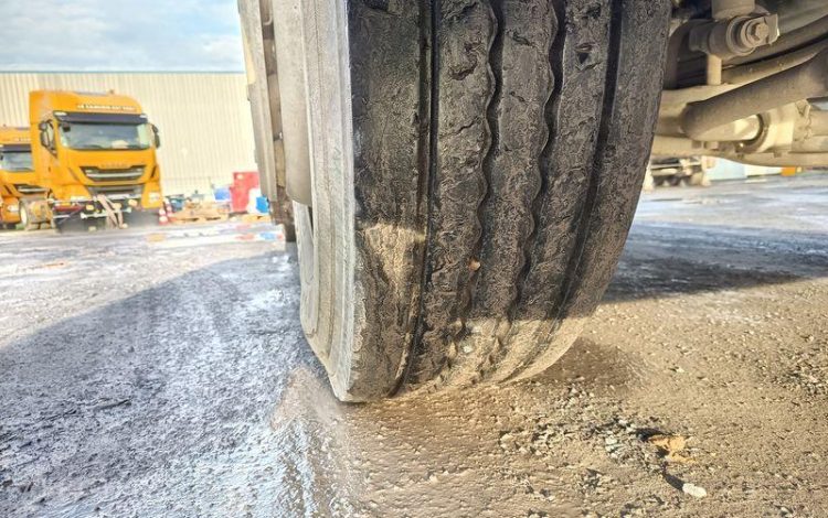 VOLVO FM BLANC DY-852-KT