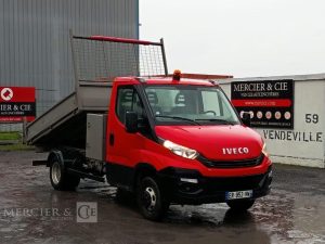 IVECO DAILY 35C12 BENNE AVEC COFFRE ACIER DIESEL – 163106 KMS – ANNEE 2017 ROUGE ER-953-VW
