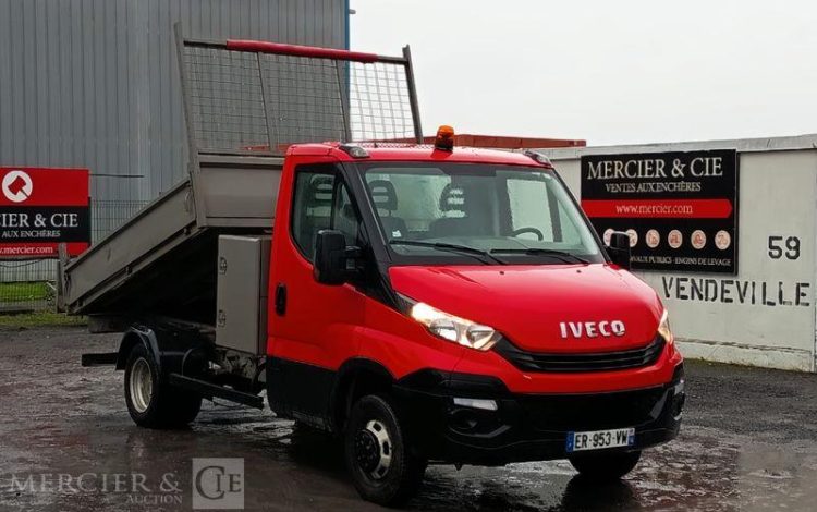 IVECO DAILY 35C12 BENNE AVEC COFFRE ACIER DIESEL – 163106 KMS – ANNEE 2017 ROUGE ER-953-VW
