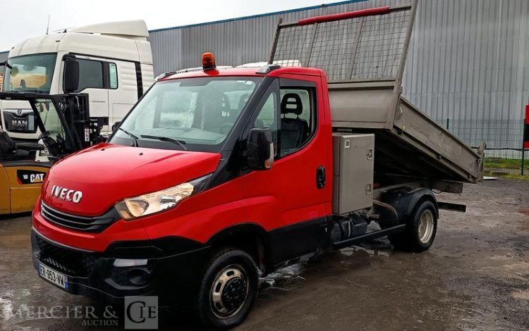 IVECO DAILY 35C12 BENNE AVEC COFFRE ACIER DIESEL – 163106 KMS – ANNEE 2017 ROUGE ER-953-VW