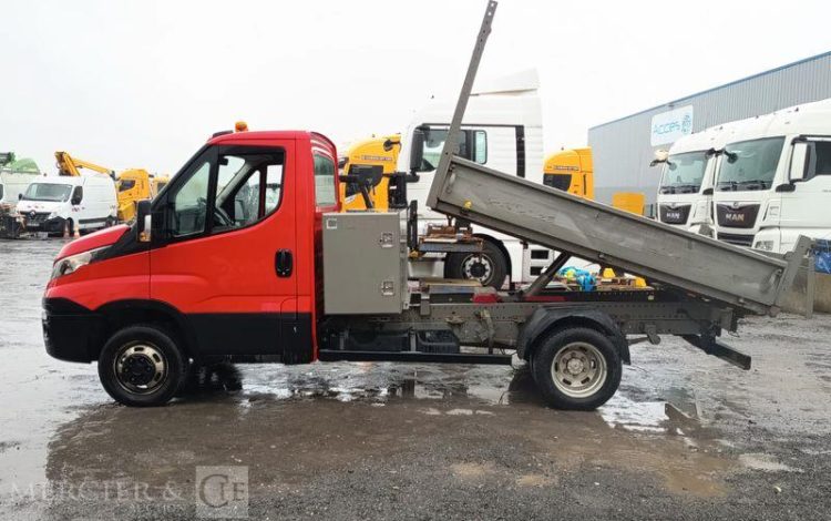 IVECO DAILY 35C12 BENNE AVEC COFFRE ACIER DIESEL – 163106 KMS – ANNEE 2017 ROUGE ER-953-VW