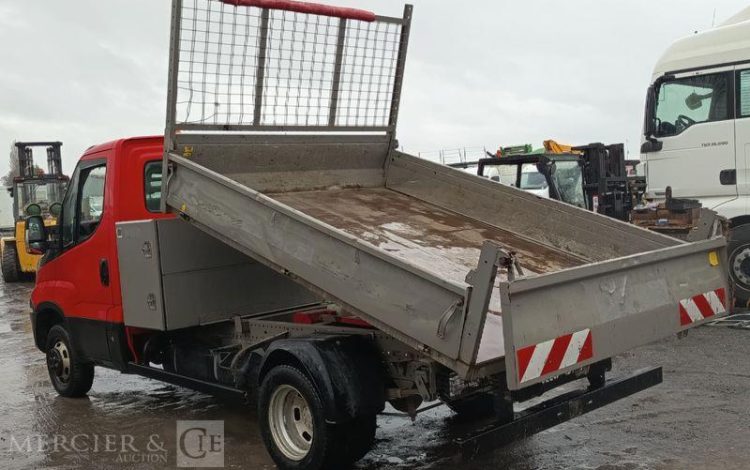 IVECO DAILY 35C12 BENNE AVEC COFFRE ACIER DIESEL – 163106 KMS – ANNEE 2017 ROUGE ER-953-VW