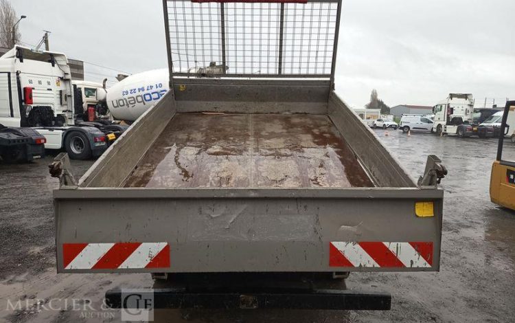 IVECO DAILY 35C12 BENNE AVEC COFFRE ACIER DIESEL – 163106 KMS – ANNEE 2017 ROUGE ER-953-VW