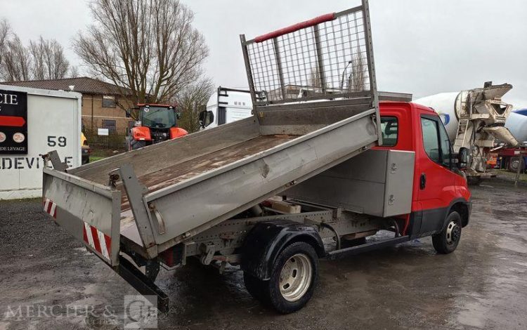 IVECO DAILY 35C12 BENNE AVEC COFFRE ACIER DIESEL – 163106 KMS – ANNEE 2017 ROUGE ER-953-VW