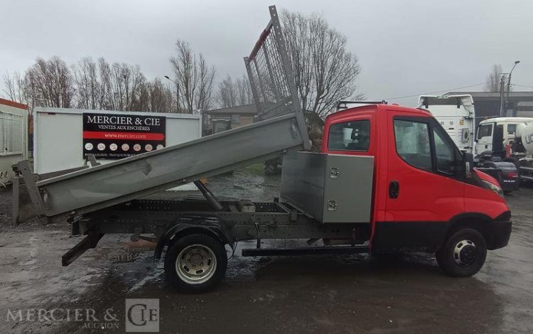IVECO DAILY 35C12 BENNE AVEC COFFRE ACIER DIESEL – 163106 KMS – ANNEE 2017 ROUGE ER-953-VW