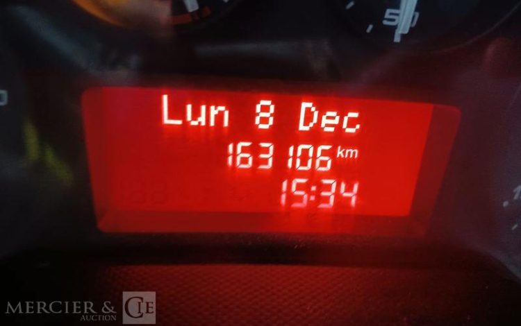 IVECO DAILY 35C12 BENNE AVEC COFFRE ACIER DIESEL – 163106 KMS – ANNEE 2017 ROUGE ER-953-VW