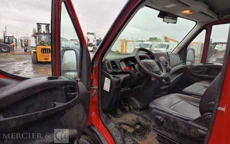 IVECO DAILY 35C12 BENNE AVEC COFFRE ACIER DIESEL – 163106 KMS – ANNEE 2017 ROUGE ER-953-VW