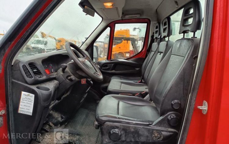IVECO DAILY 35C12 BENNE AVEC COFFRE ACIER DIESEL – 163106 KMS – ANNEE 2017 ROUGE ER-953-VW