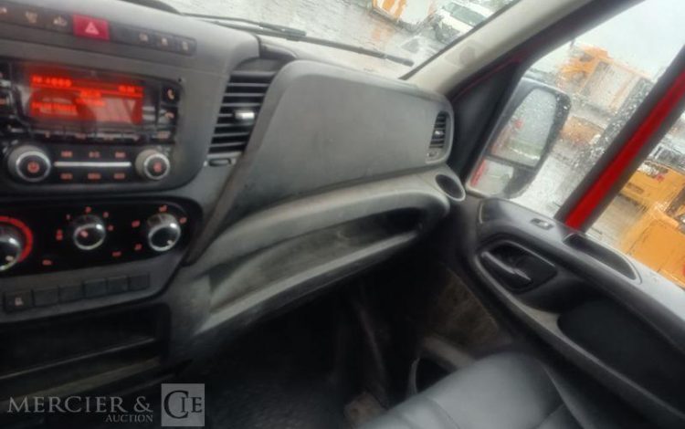 IVECO DAILY 35C12 BENNE AVEC COFFRE ACIER DIESEL – 163106 KMS – ANNEE 2017 ROUGE ER-953-VW