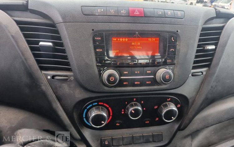 IVECO DAILY 35C12 BENNE AVEC COFFRE ACIER DIESEL – 163106 KMS – ANNEE 2017 ROUGE ER-953-VW