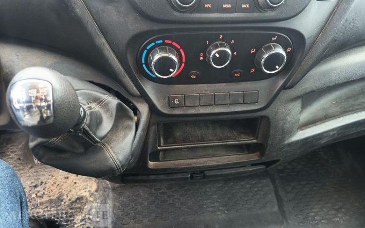 IVECO DAILY 35C12 BENNE AVEC COFFRE ACIER DIESEL – 163106 KMS – ANNEE 2017 ROUGE ER-953-VW