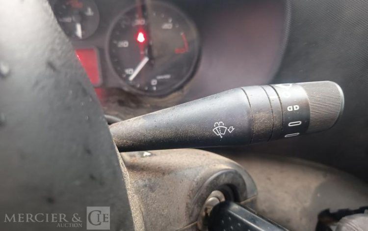 IVECO DAILY 35C12 BENNE AVEC COFFRE ACIER DIESEL – 163106 KMS – ANNEE 2017 ROUGE ER-953-VW