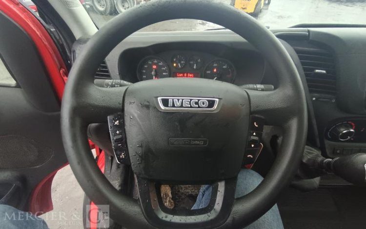 IVECO DAILY 35C12 BENNE AVEC COFFRE ACIER DIESEL – 163106 KMS – ANNEE 2017 ROUGE ER-953-VW