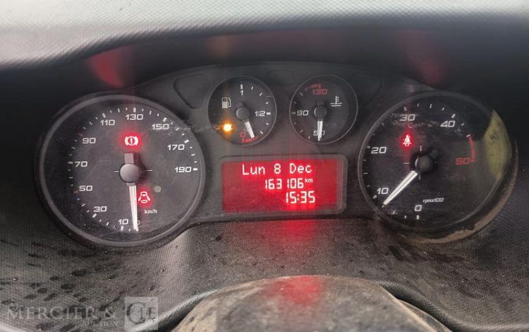 IVECO DAILY 35C12 BENNE AVEC COFFRE ACIER DIESEL – 163106 KMS – ANNEE 2017 ROUGE ER-953-VW