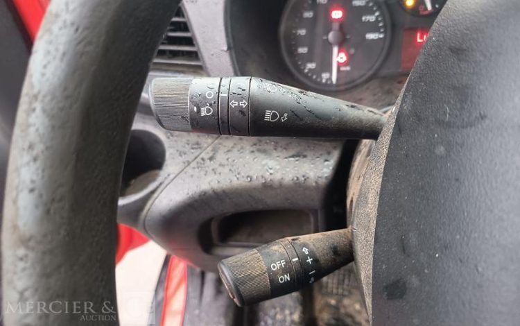 IVECO DAILY 35C12 BENNE AVEC COFFRE ACIER DIESEL – 163106 KMS – ANNEE 2017 ROUGE ER-953-VW