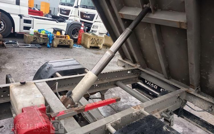 IVECO DAILY 35C12 BENNE AVEC COFFRE ACIER DIESEL – 163106 KMS – ANNEE 2017 ROUGE ER-953-VW